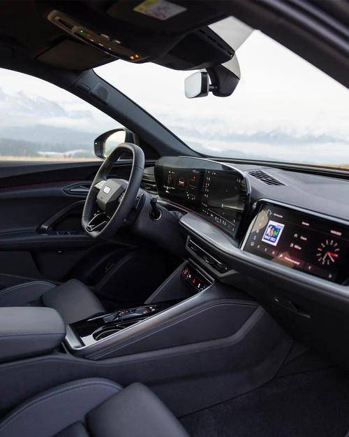 丰田赛那双擎：混动版 MPV家用出行更省油